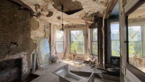 This 30-year-old paid $16,500 for a ‘cheap, old’ abandoned house—and completely transformed it: Look inside
