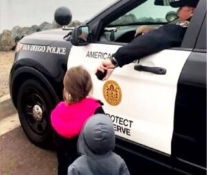 (VIDEO) Officer helps girl say