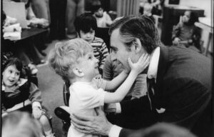 Fred Rogers’ Timeless Advice: “Look for the Helpers” – A Message of Hope and Kindness