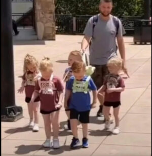 Dad gets massively shamed for putting leashes on his 5-year-old quintuplets