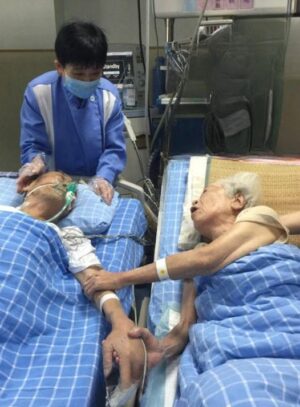 Elderly Man’s Final Request to Hold His Wife’s Hand Gains Widespread Attention