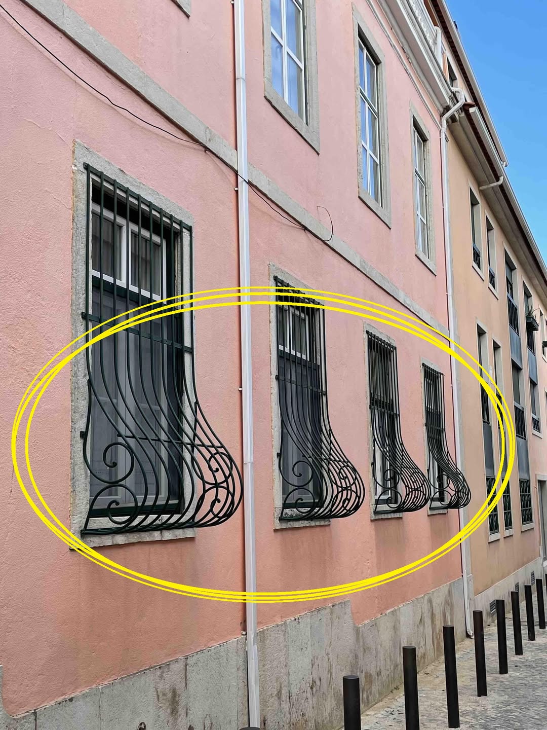 I Was Shocked to Learn Why Some Window Grills Curve at the Bottom – Most People Don’t Know the Real Reason! 🤯👇