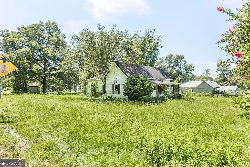 Endless Potential – Classic Home on a Spacious Lot Ready for Your Vision!