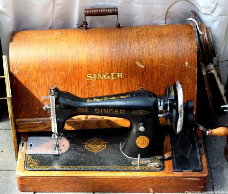 8 Photos Of The Fabulous Old Sewing Machines We Love