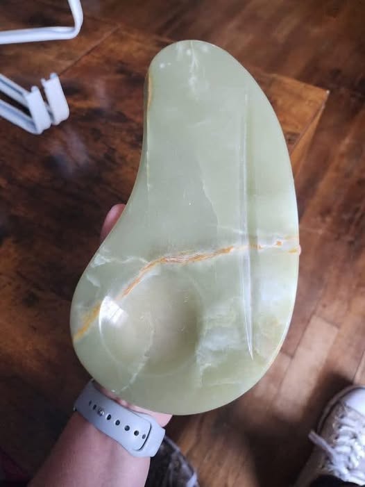 Title: “A Beautiful Mystery: The Elegant Estate Sale Find That Has Everyone Guessing”