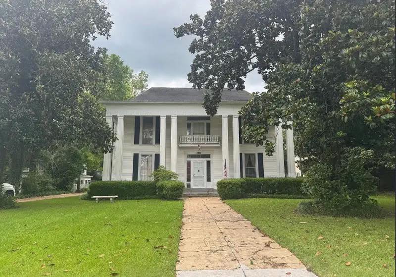 Almost 5,000 square feet! C. 1858 in Mississippi. $199,000