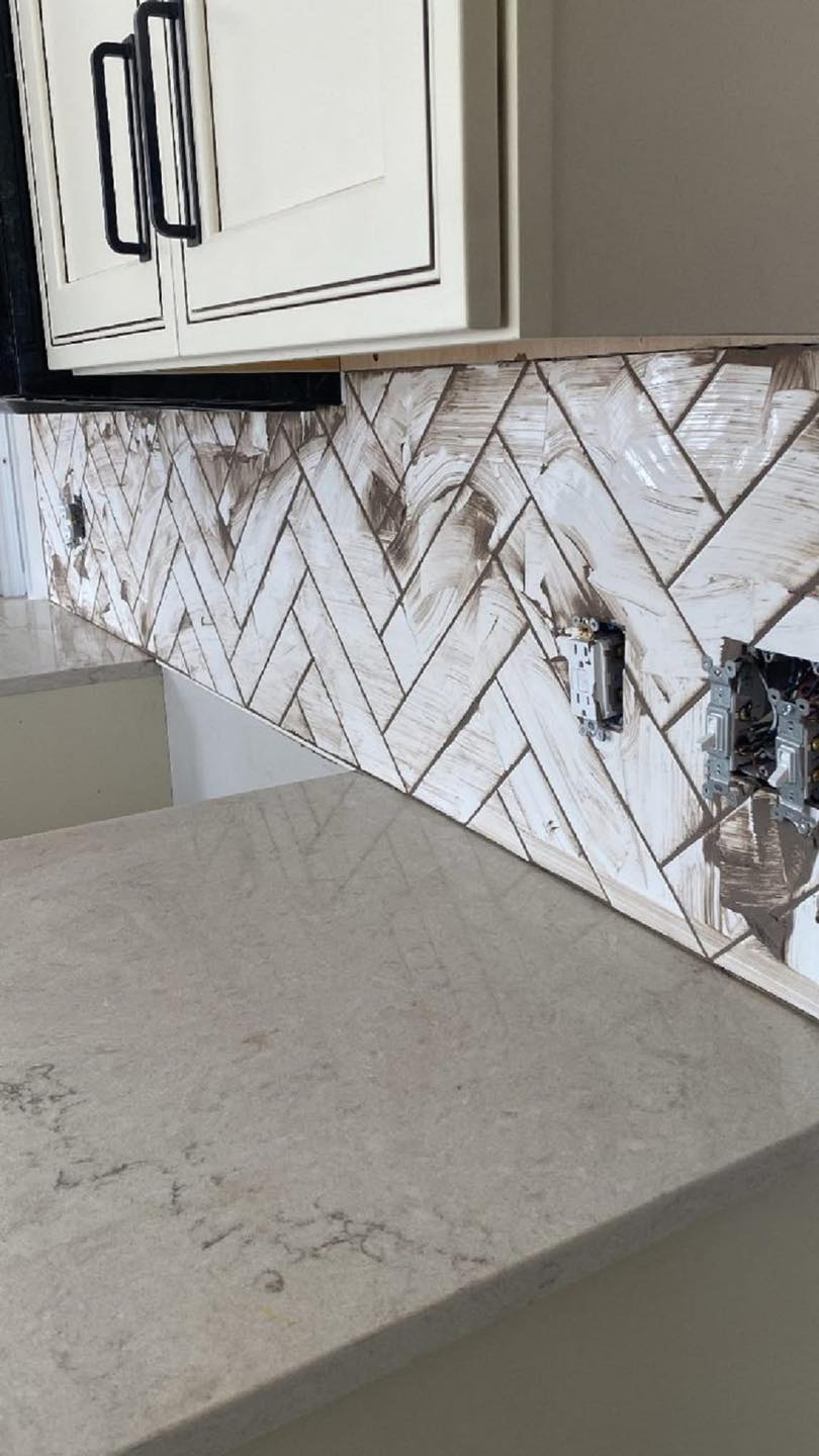 A DIY Nightmare: Homeowner Panics After Contractor Leaves Backsplash Covered in Caulk